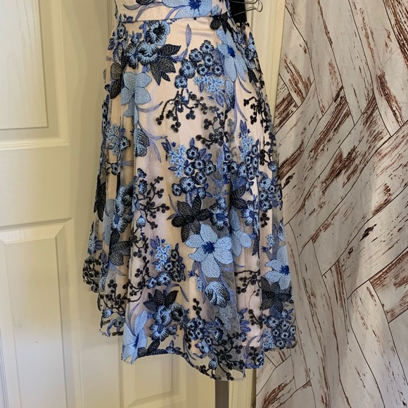 Belle BADGLEY MISCHKA 💙floral embroiled dress size 6 - Picture 3 of 10